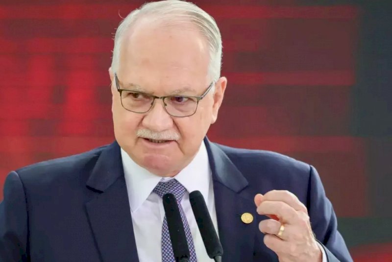 Fachin dá 5 dias para Mendonça e Gonet responderem acusação de Moraes