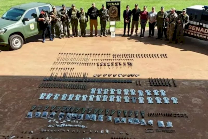 Arsenal de fuzis apreendido na fronteira serviria Comando Vermelho