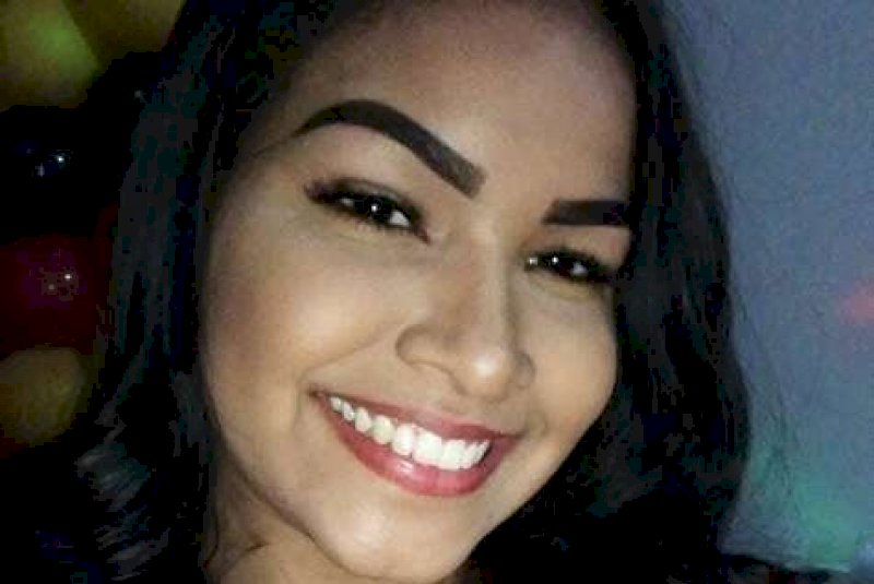 A caminho de consulta do filho, jovem morre em acidente com carreta
