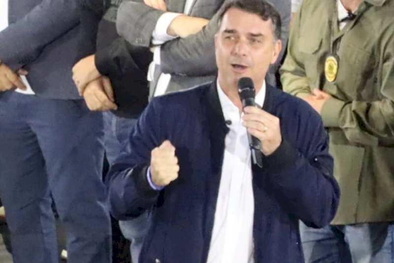 Flávio Bolsonaro acusa CNBB de fake news; entidade rebate