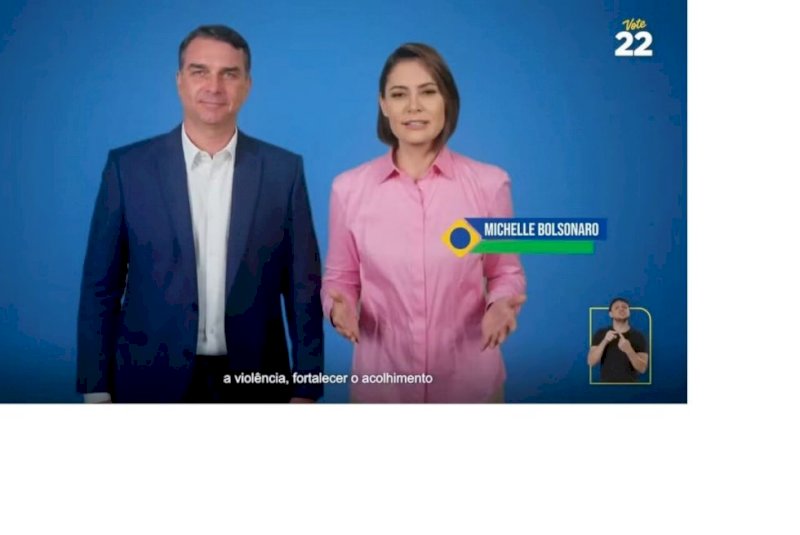 Flávio Bolsonaro e Michelle aparecem juntos em propaganda eleitoral
