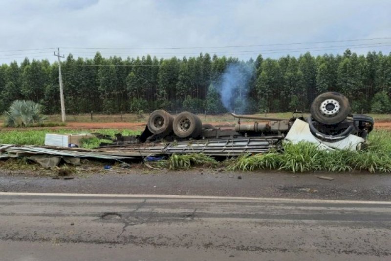 Motorista morre preso &agrave;s ferragens ap&oacute;s tombar caminh&atilde;o em Nova Alvorada do Sul