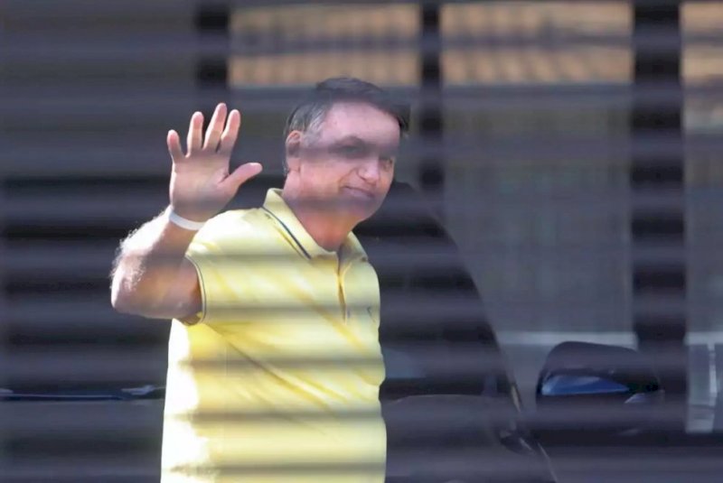 Bolsonaro segue com desequilíbrio e sonolência por remédios, dizem médicos