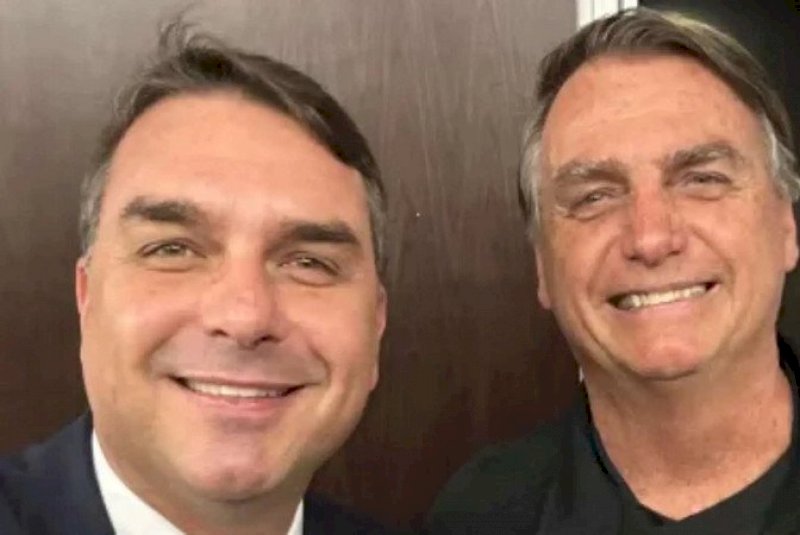 Flávio Bolsonaro visita o pai após 90 dias de restrição do STF