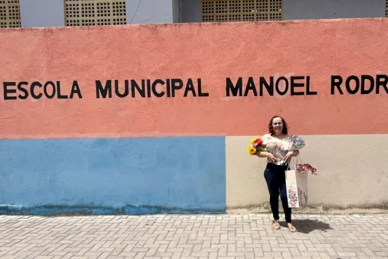 Professora de Fortaleza é homenageada em último dia de trabalho