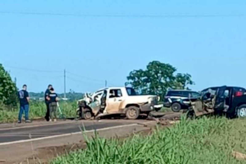 Batida entre caminhonetes deixa dois mortos na BR-262