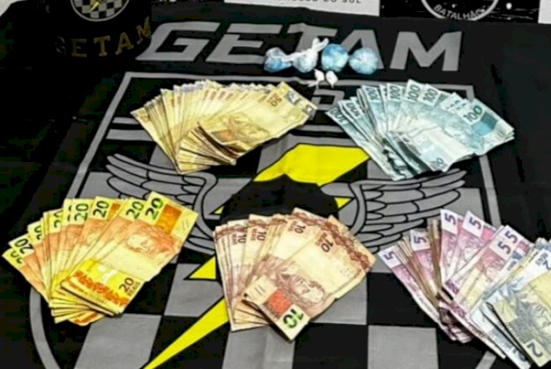 Dourados - Mulher tenta escapar, mas é presa com cocaína e R$ 5,1 mil em espécie