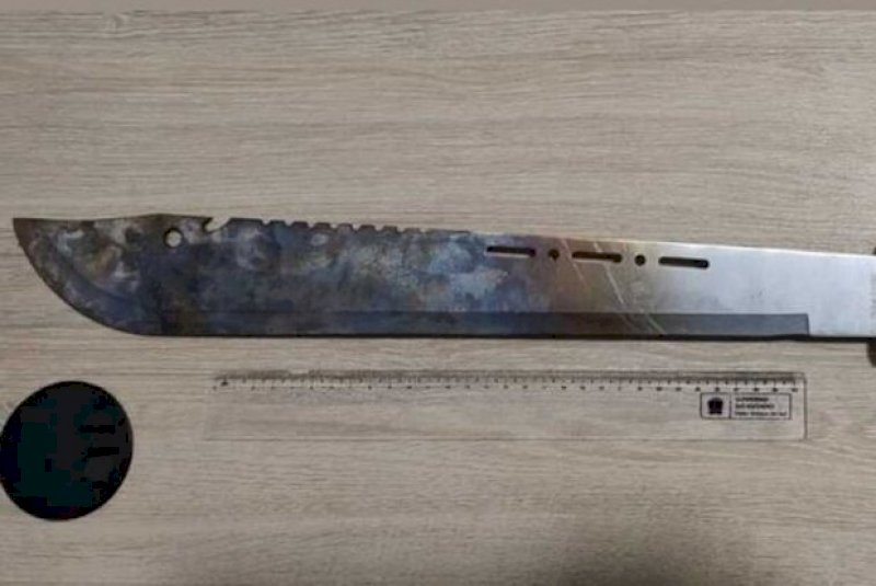 Mulher ataca marido com facão após se irritar com ele deitado no sofá