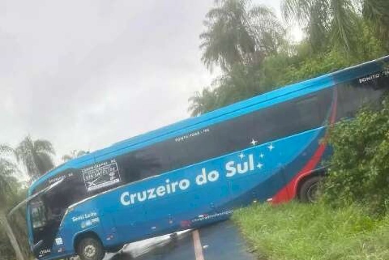 &Ocirc;nibus que trafegava em pista molhada fecha rodovia no interior