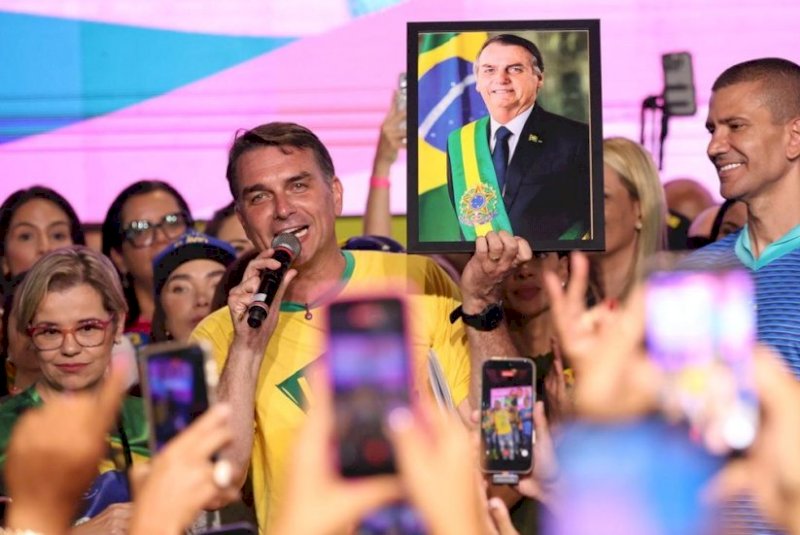 Flávio Bolsonaro participa de motociata e evento religioso no Rio