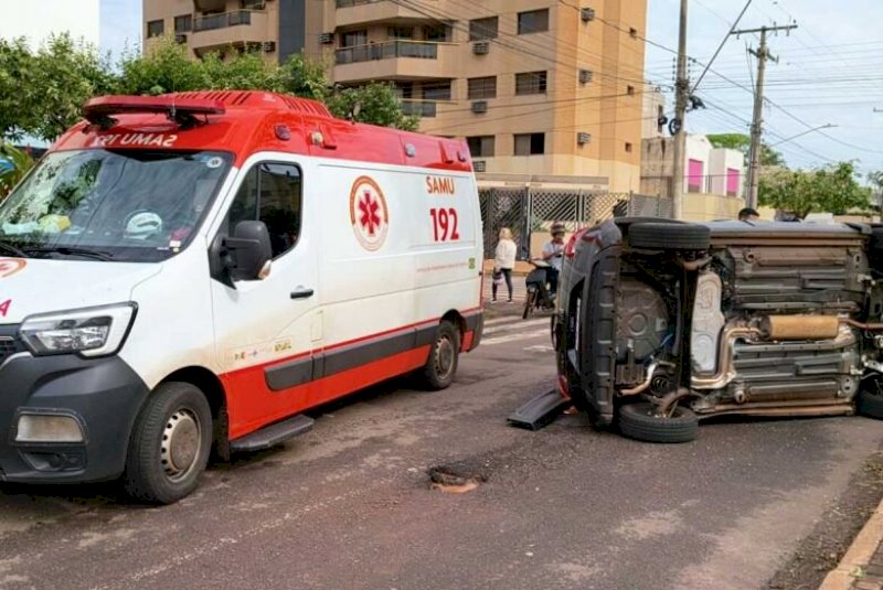 Dourados - Carro capota após colisão e duas mulheres ficam feridas
