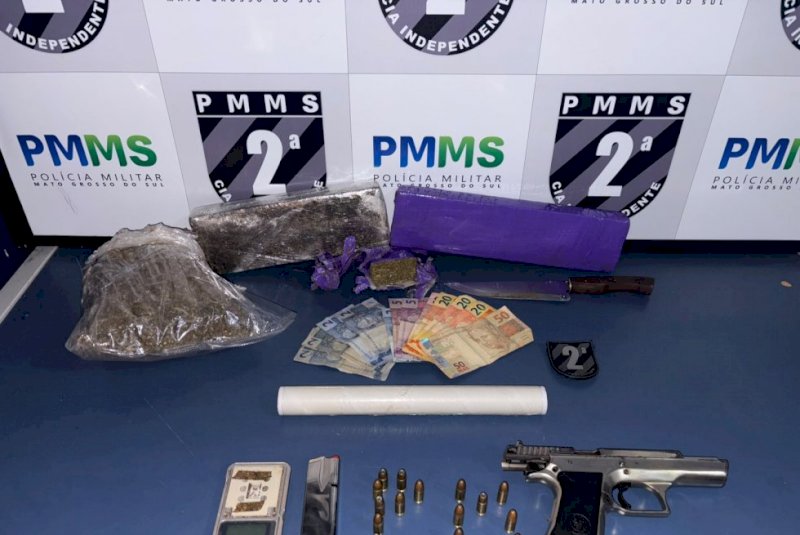 Polícia Militar de Caarapó apreende pistola 9mm de fabricação israelense, maconha e skunk após denúncia de disparos de arma de fogo.