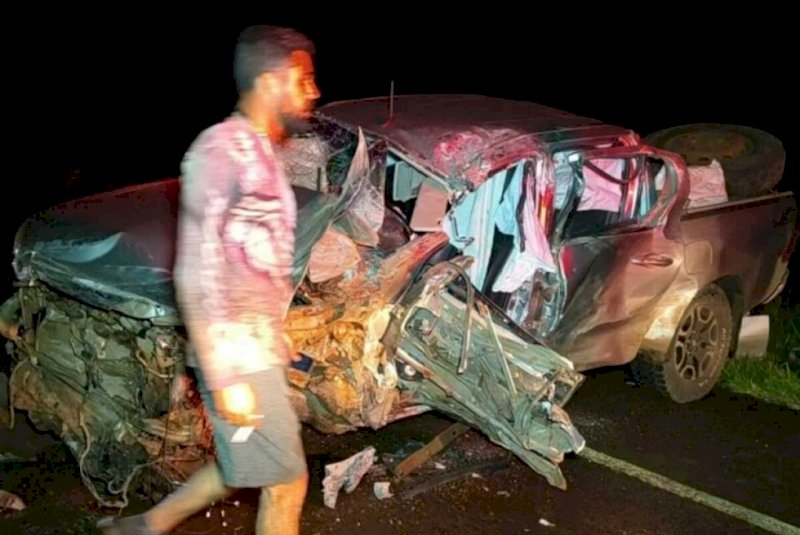 Caminhonete fica destruída e carreta cai em córrego em acidente na BR-463