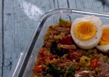 Quinoa com legumes salteados e atum