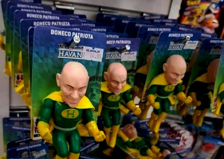 Boneco “patriota' de Luciano Hang é chamado de “vibrador da Havan'