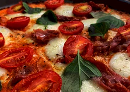 Depois dos exageros do feriado, dica &eacute; pizza com massa de couve-flor