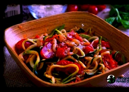 Espaguete de Abobrinha com Molho de Tomate