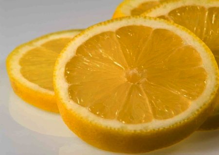 O truque secreto para conseguir tirar mais suco ao espremer o limão