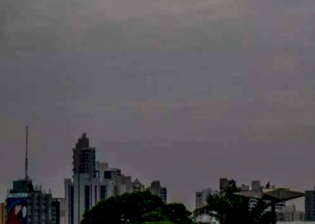 C&eacute;u nublado anuncia chegada de chuva com raios e ventania