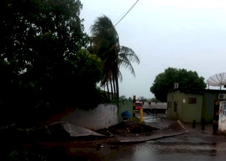 Tempestade com chuva forte e raios atinge Itaporã e deixa bairros sem energia (vídeo)