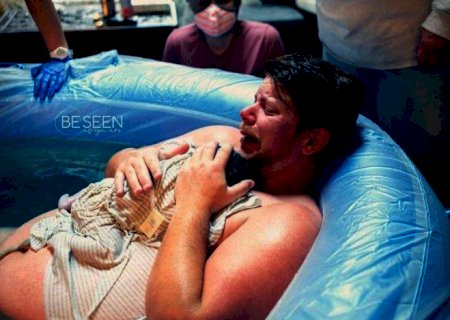 Homem trans dá à luz sua filha e comemora nas redes sociais