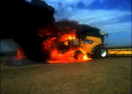 Bombeiros são acionados para apagar fogo em lavoura de soja e colheitadeira no distrito Panambi