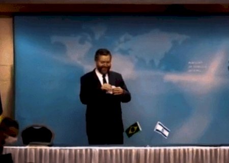 Ministro de Bolsonaro leva pito por não usar máscara em evento em Israel