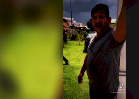 Filha enche saco do pai e ele implora: 'vai procurar um namorado!'