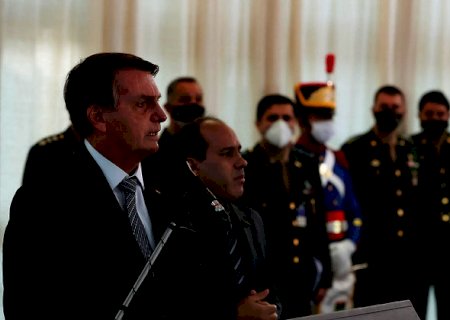 Bolsonaro diz que 'aguarda o povo dar sinalização' para agir sobre problemas do país