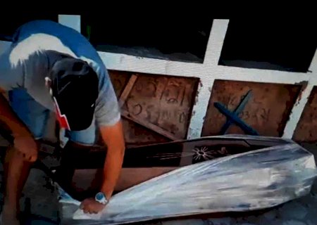 Vereador abre caixão para provar que idoso não morreu de covid; assista