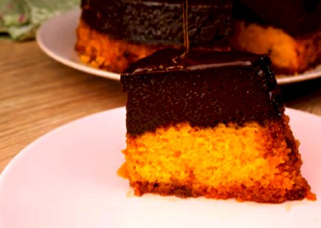 Bolo de cenoura feito com pudim de chocolate