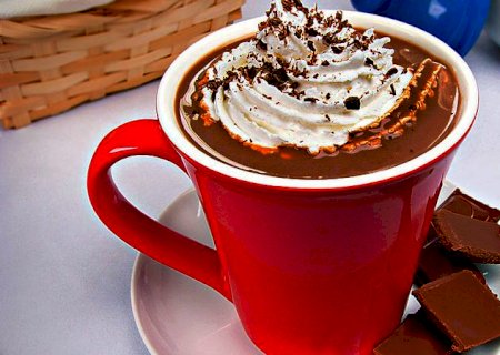 Como fazer o chocolate quente cremoso com chantilly