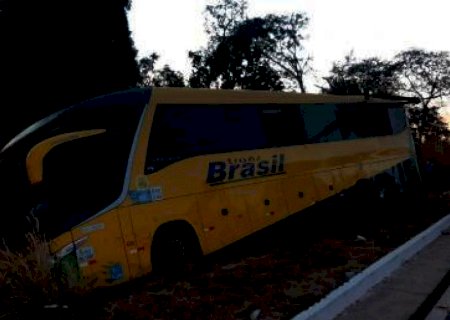 Ônibus tomba em rodovia com 46 passageiros; casal e bebê morrem
