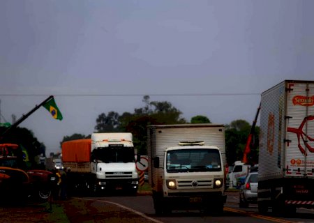 Caminhoneiros liberam tráfego na BR-163 em Douradina