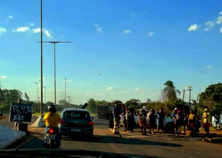 Pelo terceiro dia indígenas bloqueiam rodovia MS 156 que liga Itaporã à Dourados
