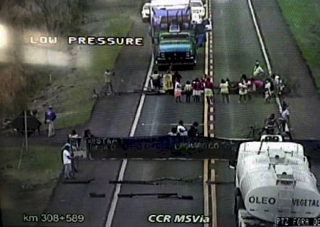 BR-163 &eacute; quarta rodovia bloqueada por &iacute;ndios em dia de protestos