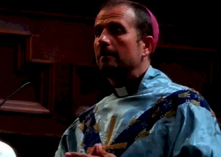 Padre exorcista deixa igreja para namorar com escritora de livros satânicos