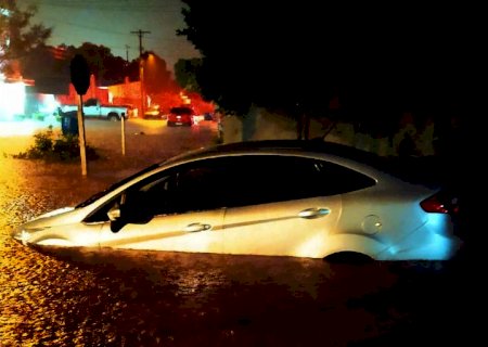 Forte chuva causou alagamentos em ruas e residências de Itaporã