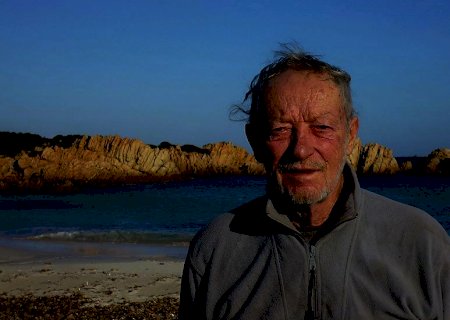 O que este homem está fazendo após passar 33 anos isolado em uma ilha