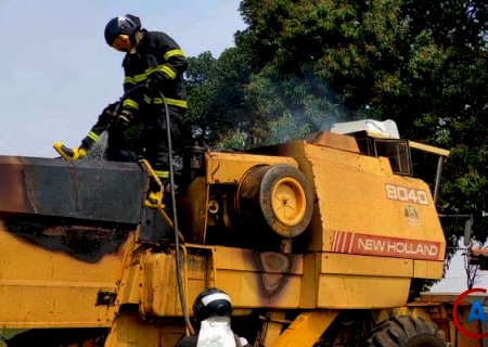 Bombeiros controlam fogo em colheitadeira em Amambai