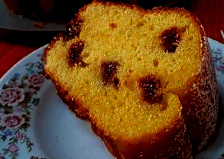 Bolo de fubá com goiabada simples e delicioso para toda a família