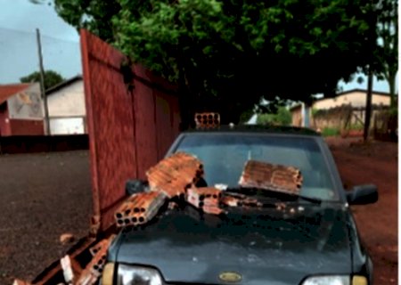 Tempestade de poeira faz dia virar noite em Itaporã nesta sexta feira, e causa prejuízos