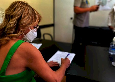 Prefeita sanciona lei que garante distribuição gratuita de absorventes a mulheres carentes