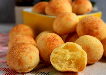 Pão de queijo rápido com dois ingredientes para lanche da tarde