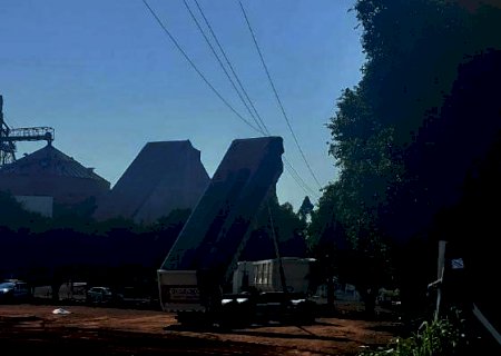 Motorista morre eletrocutado após encostar caçamba de carreta em fios de alta tensão