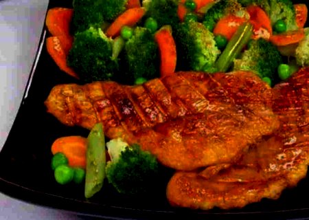 Peito de frango com brócolis e cenoura para jantar rápido