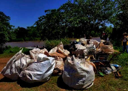 Ação retira 1 tonelada de lixo do rio Dourados