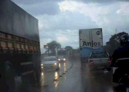 Chove forte em Campo Grande em dia de alerta para mais 29 cidades