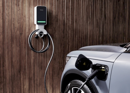 Rodovias contarão com eletropostos para carros híbridos e elétricos a partir do ano que vem