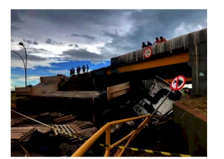 Caminhão capota, cai em viaduto e pega fogo em Maracaju